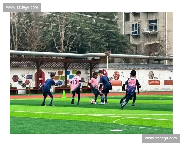西航二校 U13 女足勇夺区赛冠军!技术与意志铸就青春荣耀 西航二校 U13 女足勇夺区赛冠军!技术与意志铸就青春荣耀